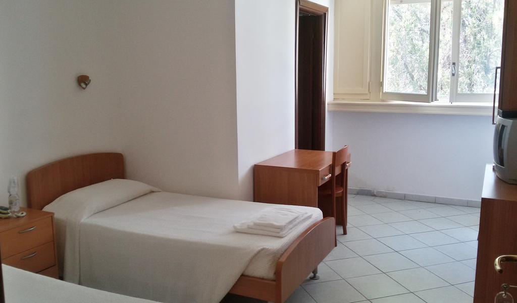 로마 Casa Per Ferie Cardinal G. Guarino B&B 객실 사진